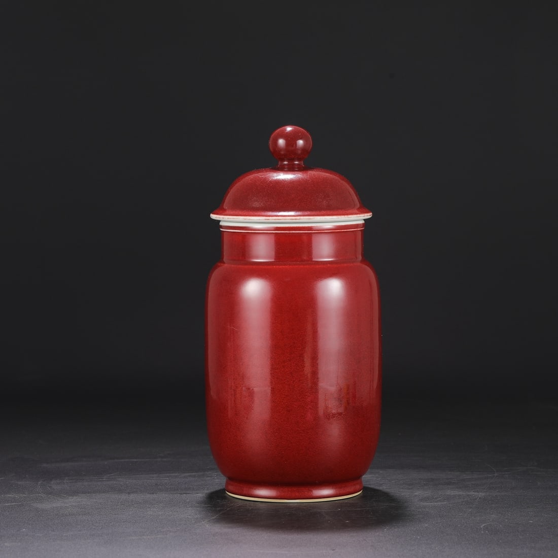 The dimensions of the large, bright red glazed jar from the Yongle period of the Ming dynasty: height 32 cm, mouth diameter 12 cm, belly diameter 14 cm.