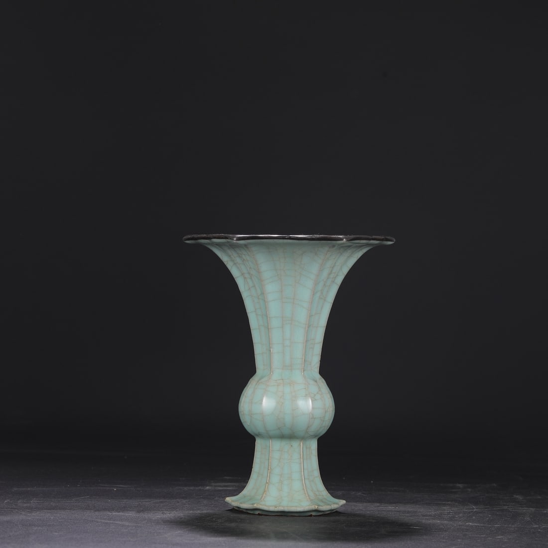 A Southern Song Dynasty official kiln celadon glaze with a silver rim, used in the imperial court, (1 of 7)