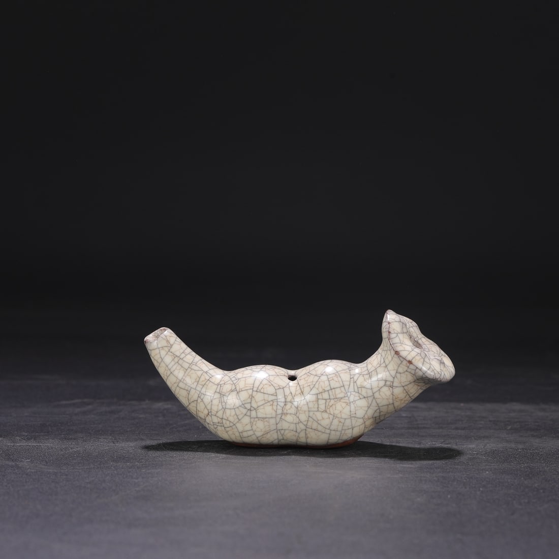 A Northern Song Dynasty Ge ware rice-white glazed lotus-shaped water dropper in the shape of: Dimensions: 13 cm high, 6.5 cm high.
