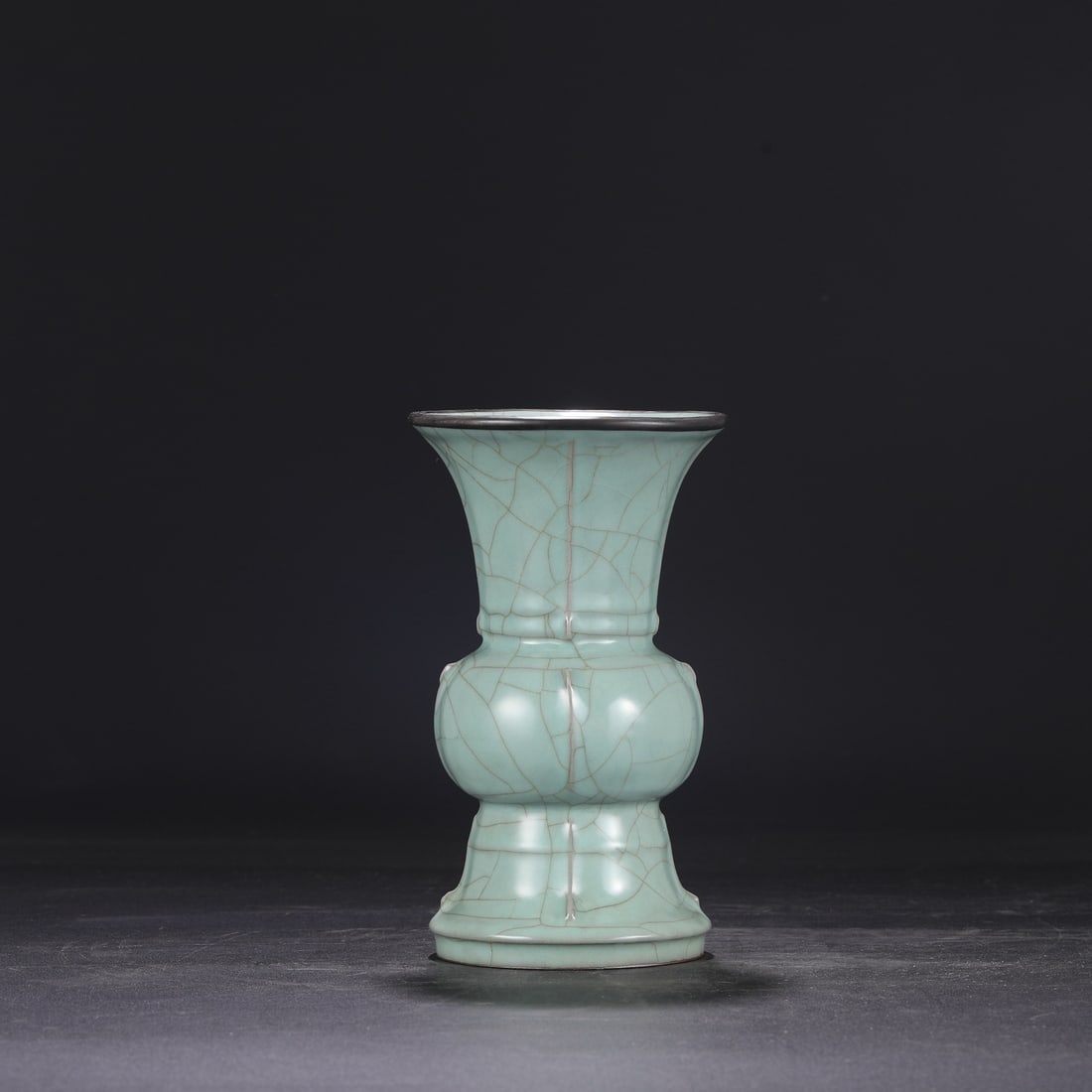 A Southern Song Dynasty official kiln celadon glaze with a silver rim and a large floral design, (1 of 7)