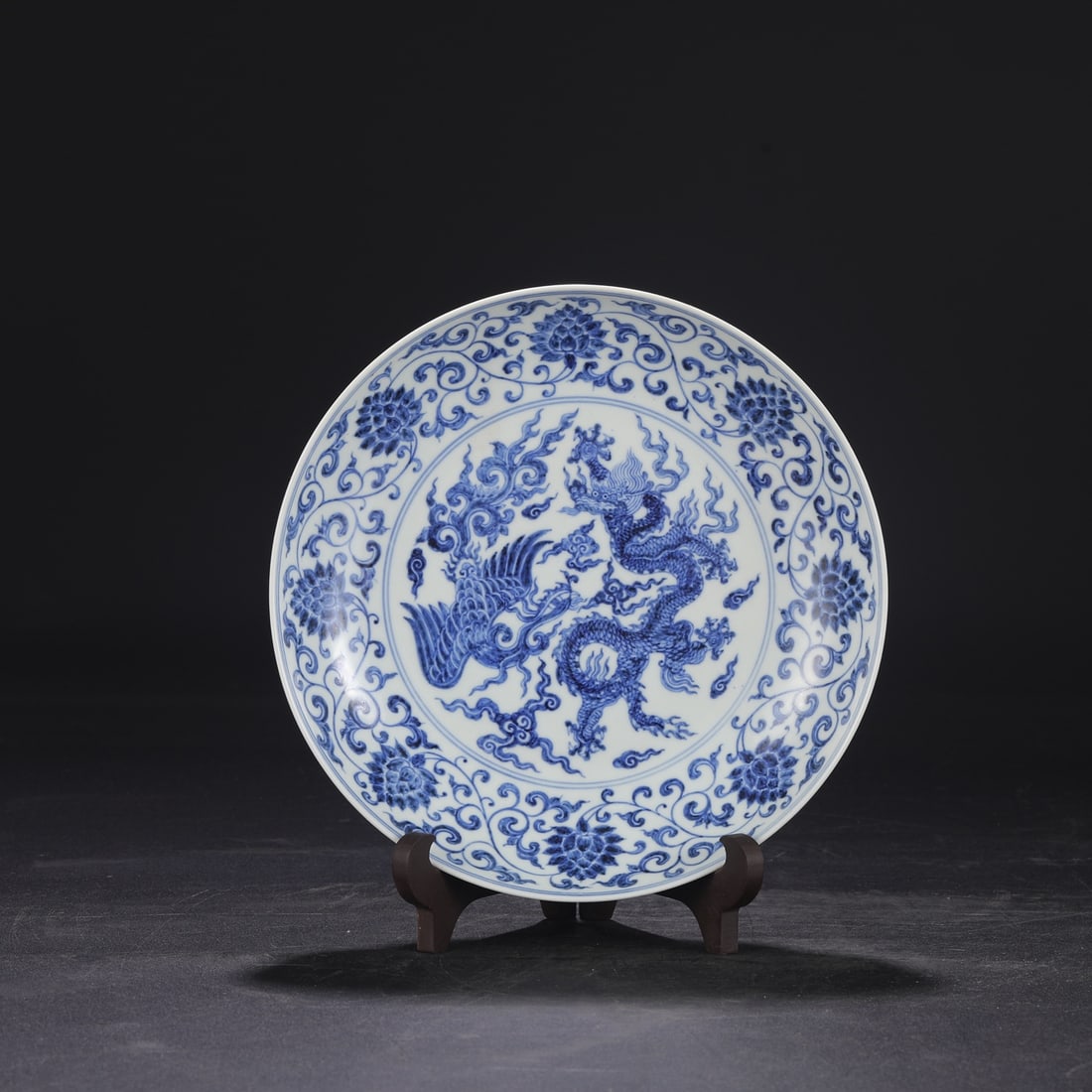 A large blue-and-white porcelain plate with dragon and phoenix design from the Xuande period of the (1 of 7)
