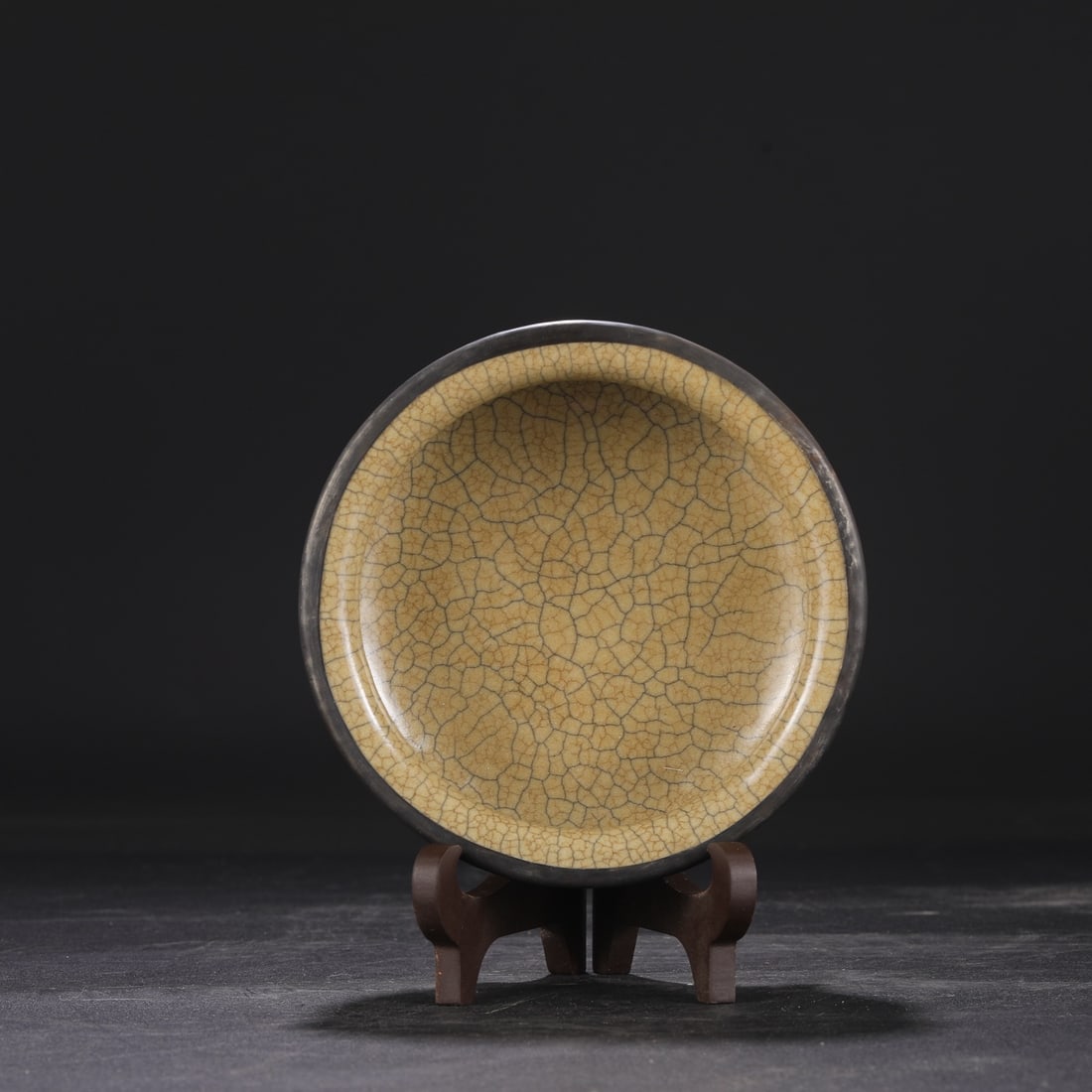 A Northern Song Dynasty Ge ware rice-yellow glazed silver-rimmed imperial tripod incense burner,: Dimensions: Height 7 cm, Mouth Diameter 15 cm.