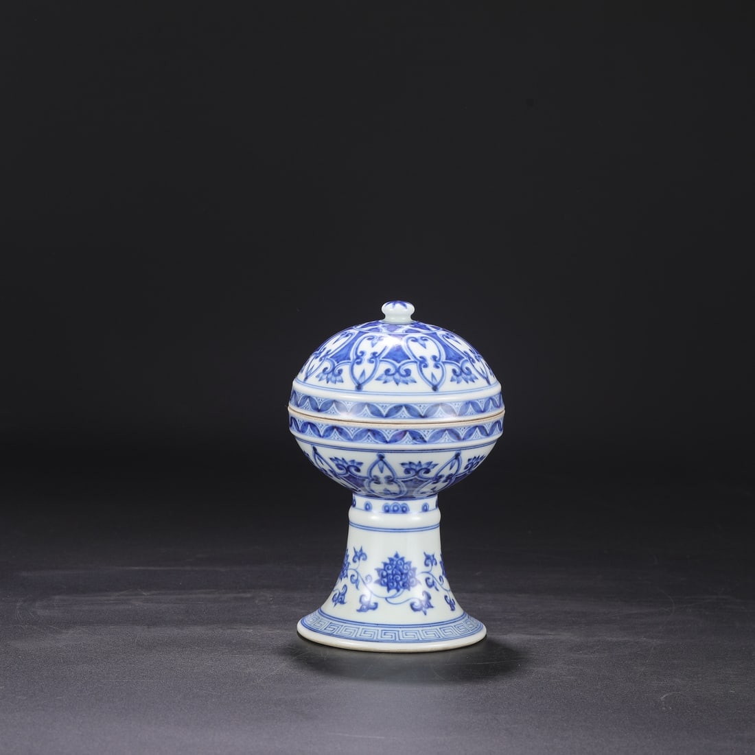 A Ming Dynasty Yongle period blue and white porcelain dou (a type of stem bean) with floral design,: Dimensions: Height 20.5 cm, Mouth diameter 11 cm, Diameter 12.5 cm.