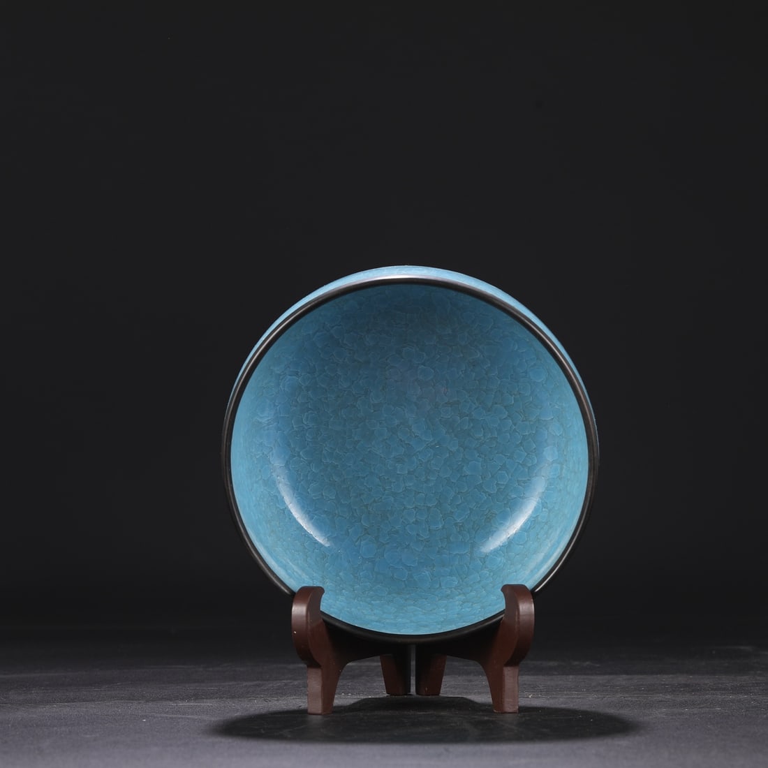 A large imperial bowl from the Northern Song Dynasty, made of Ru ware, with a sky-blue glaze,: Dimensions: Height 9 cm, Diameter 17 cm.