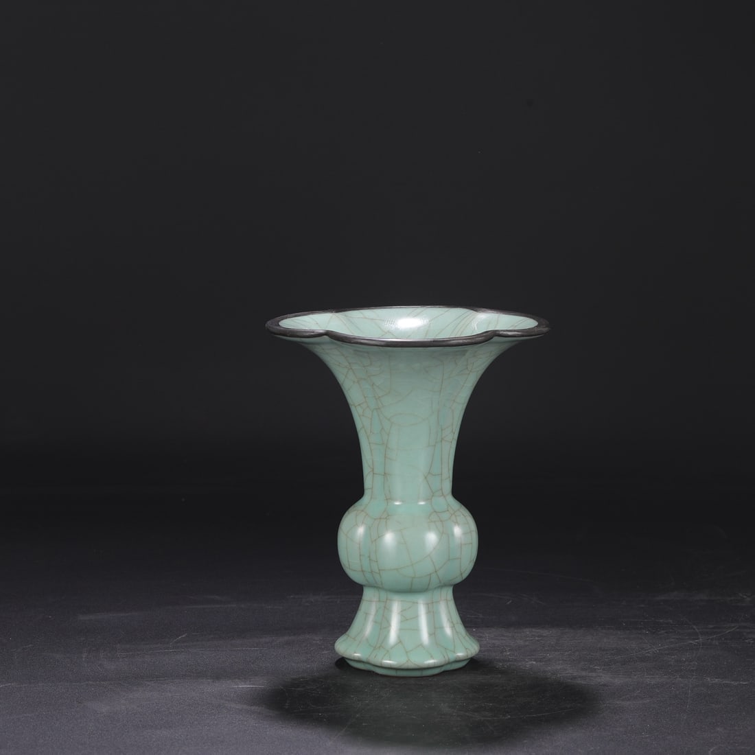 Formerly in the collection, this Southern Song Dynasty official kiln silver-rimmed vase with large (1 of 8)