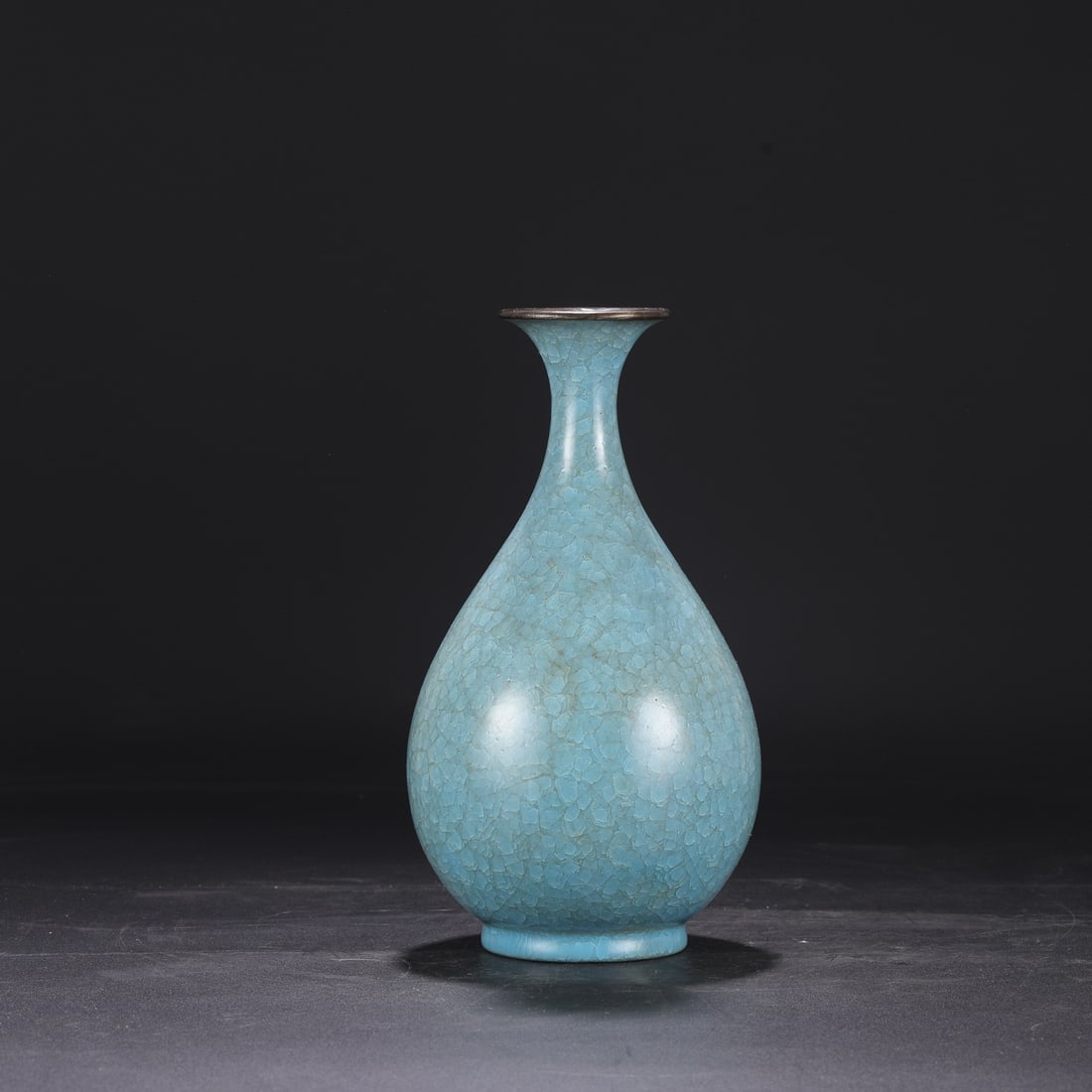 A large Ru ware vase from the Northern Song Dynasty, with a sky-blue glaze, ice-crack pattern, and (1 of 7)
