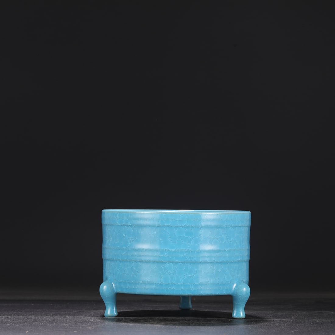 A Northern Song Dynasty Ru ware sky-blue glazed, ice-crack pattern, imperial court-used tripod (1 of 7)