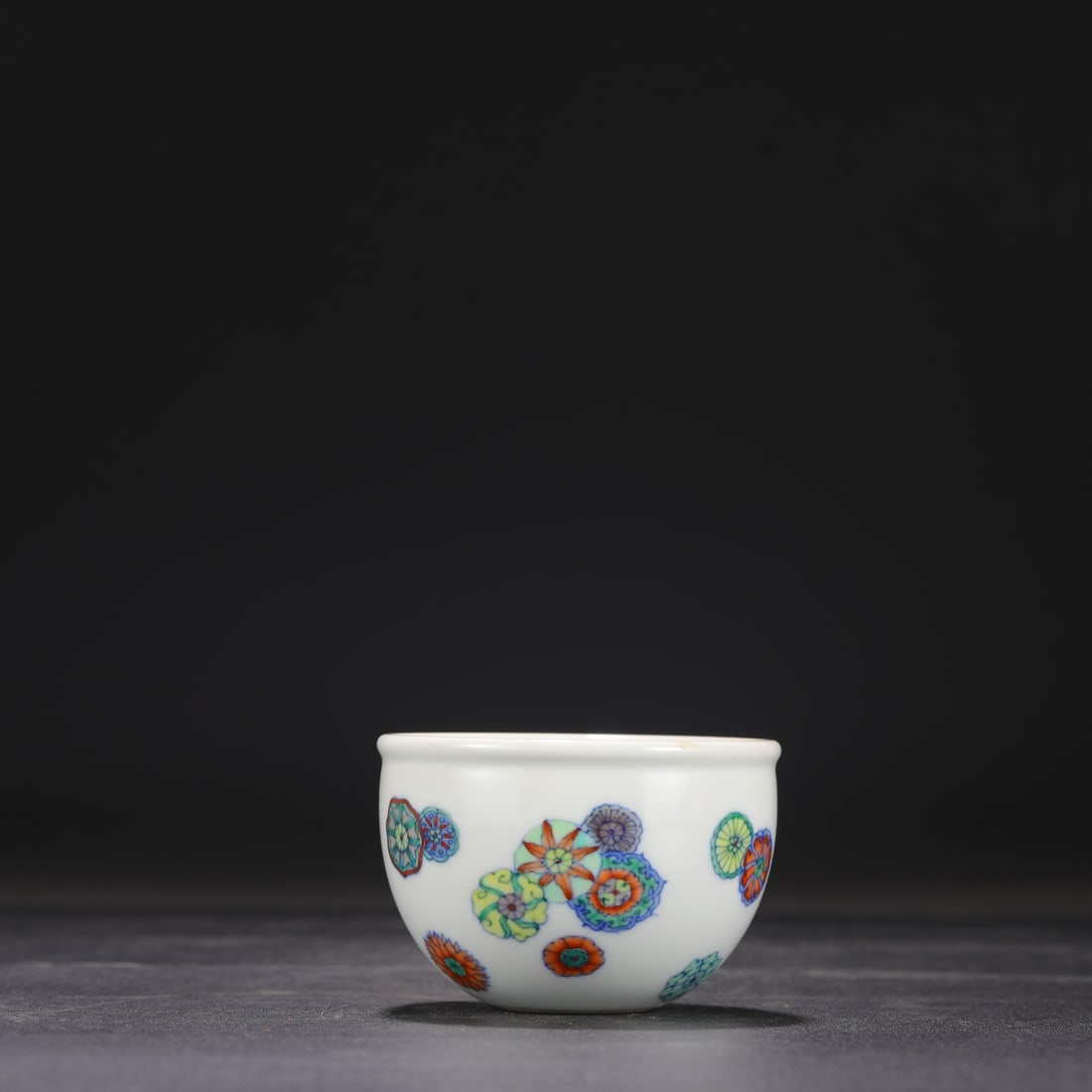 A Qing Dynasty Yongzheng period doucai (enamel overglaze enamel) Luohan cup with a ball and floral: Dimensions: Height 5.5 cm, Mouth Diameter 7.5 cm.