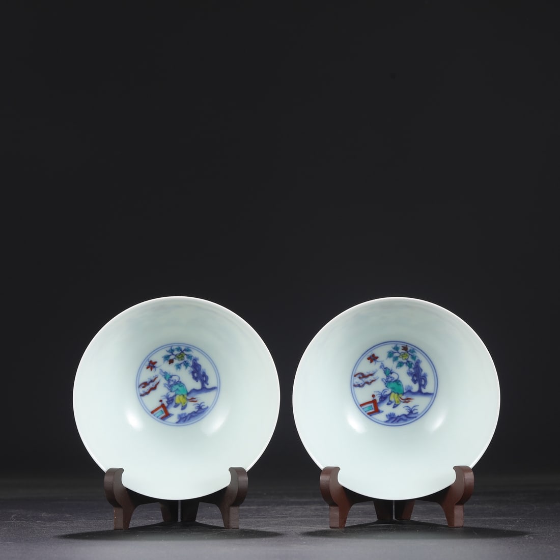 A pair of Ming Dynasty Chenghua Doucai (enamel overglaze enamel) palace bowls with a design of: Dimensions: Height 7 cm, Diameter 14.5 cm.