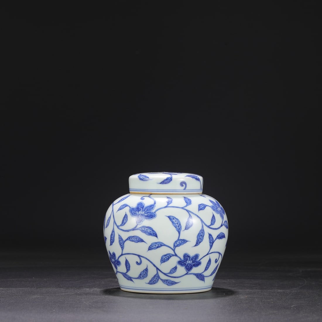 A Ming Dynasty Chenghua period blue and white porcelain covered jar with a floral scroll design and: Dimensions: Height 14.5 cm, Mouth diameter 7 cm, Belly diameter 14.5 cm.