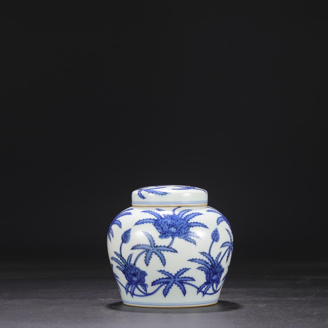 A Ming Dynasty Chenghua period blue and white porcelain covered jar with a floral scroll design and: Dimensions: Height 14.5 cm, Mouth diameter 7 cm, Belly diameter 14.5 cm.