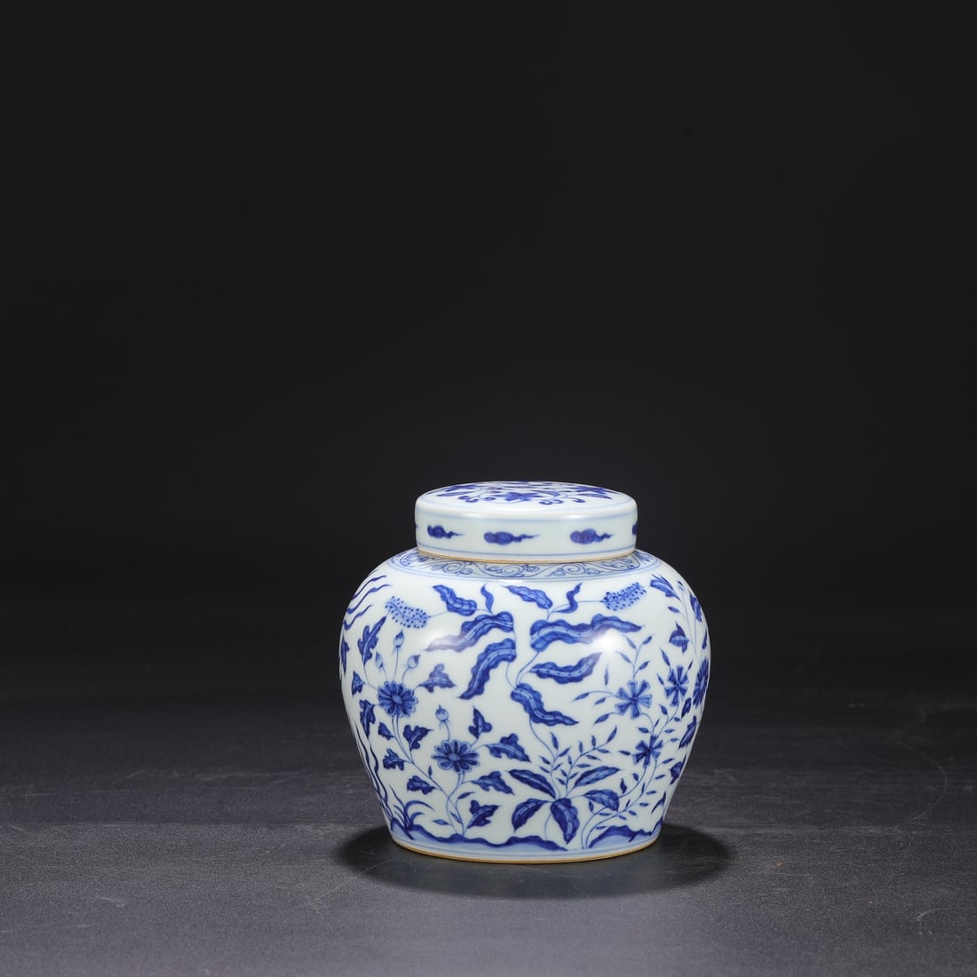 A Ming Dynasty Chenghua period blue and white porcelain covered jar with floral design and the: Dimensions: Height 14.5 cm, Mouth diameter 7 cm, Belly diameter 14.5 cm.