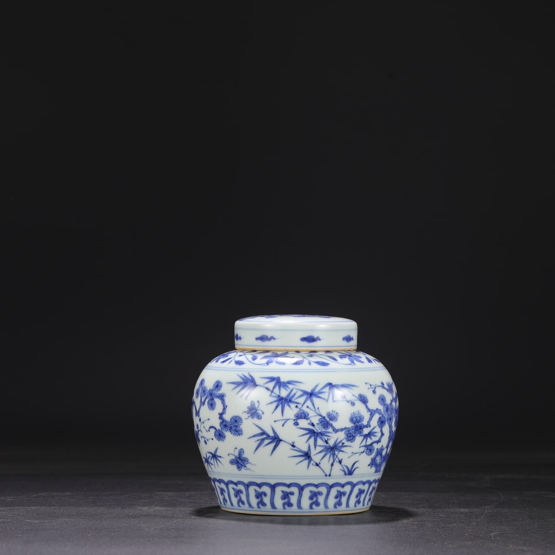 A Ming Dynasty Chenghua period blue and white porcelain covered jar with pine, bamboo, and plum: Dimensions: Height 14.5 cm, Mouth diameter 7 cm, Belly diameter 14.5 cm.