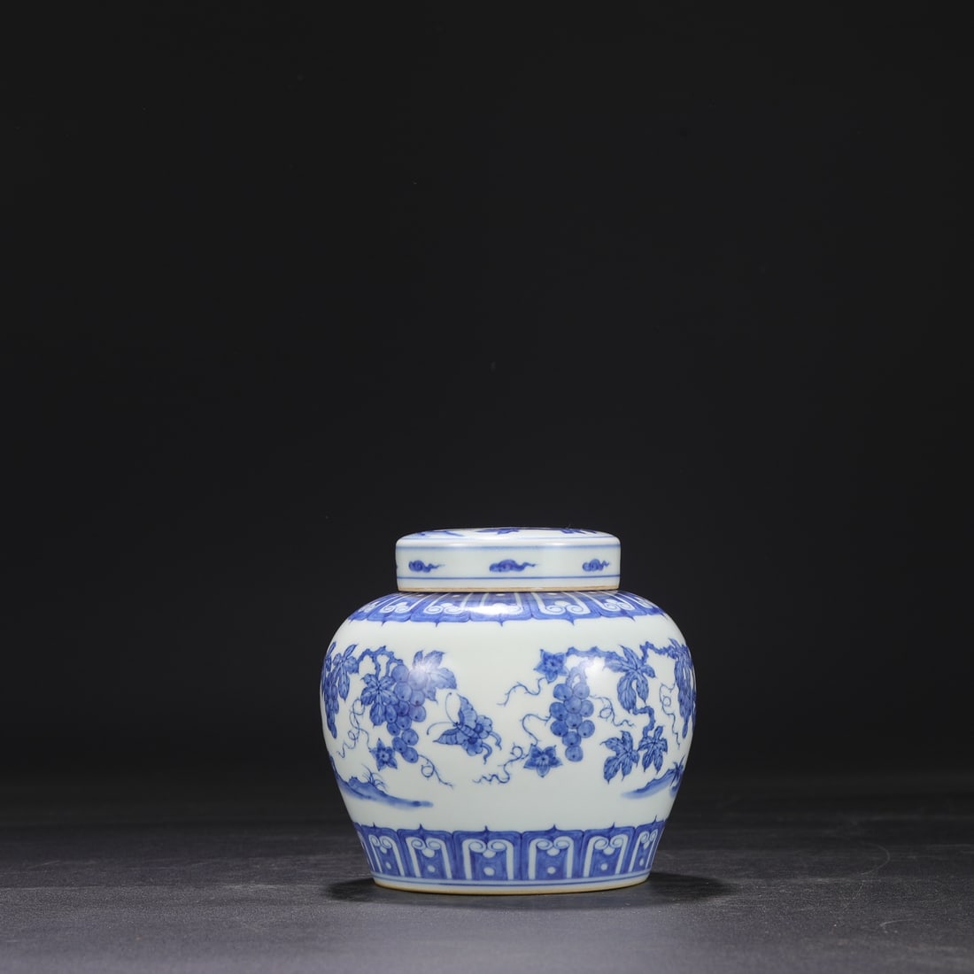 A Ming Dynasty Chenghua period blue and white porcelain covered jar with grape design and the: Dimensions: Height 14.5 cm, Mouth diameter 7 cm, Belly diameter 14.5 cm.