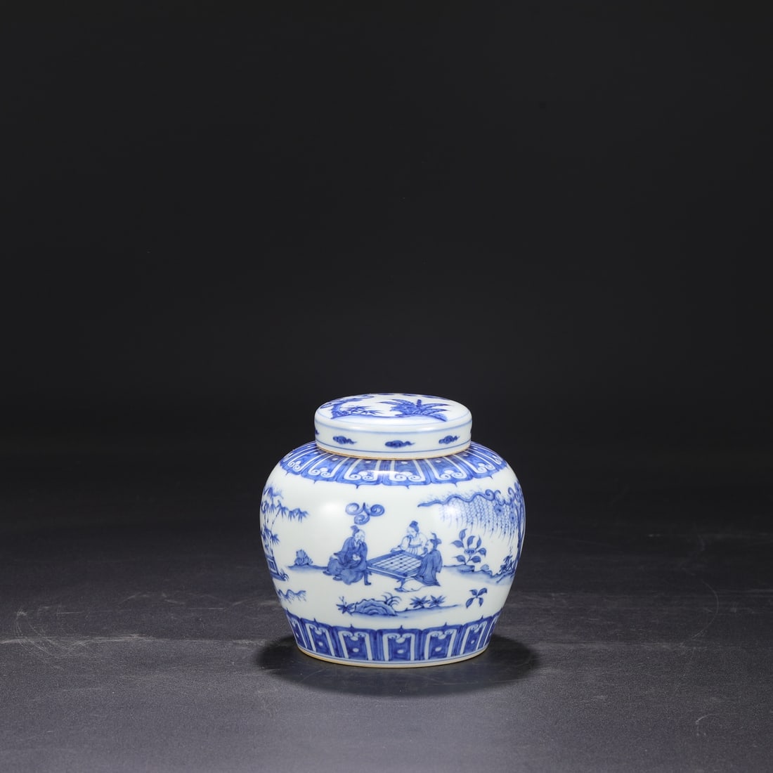 A Ming Dynasty Chenghua period blue and white porcelain covered jar with a design of scholars: Dimensions: Height 14.5 cm, Mouth diameter 7 cm, Belly diameter 14.5 cm.