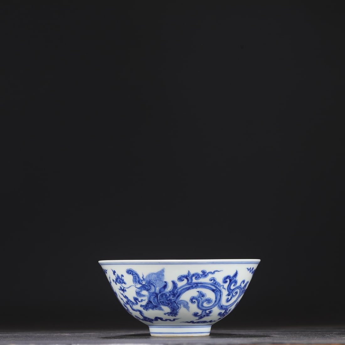 A Ming Dynasty Chenghua blue and white porcelain palace bowl with cloud and dragon design, formerly: Dimensions: Height 6.5 cm, Diameter 14.5 cm.