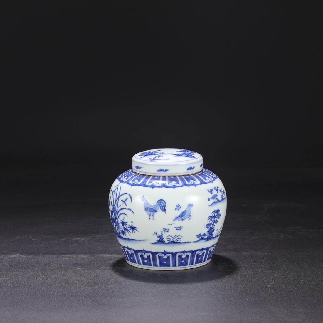 A Ming Dynasty Chenghua period blue and white porcelain covered jar with a chicken motif and the: Dimensions: Height 14.5 cm, Mouth diameter 7 cm, Belly diameter 14.5 cm.