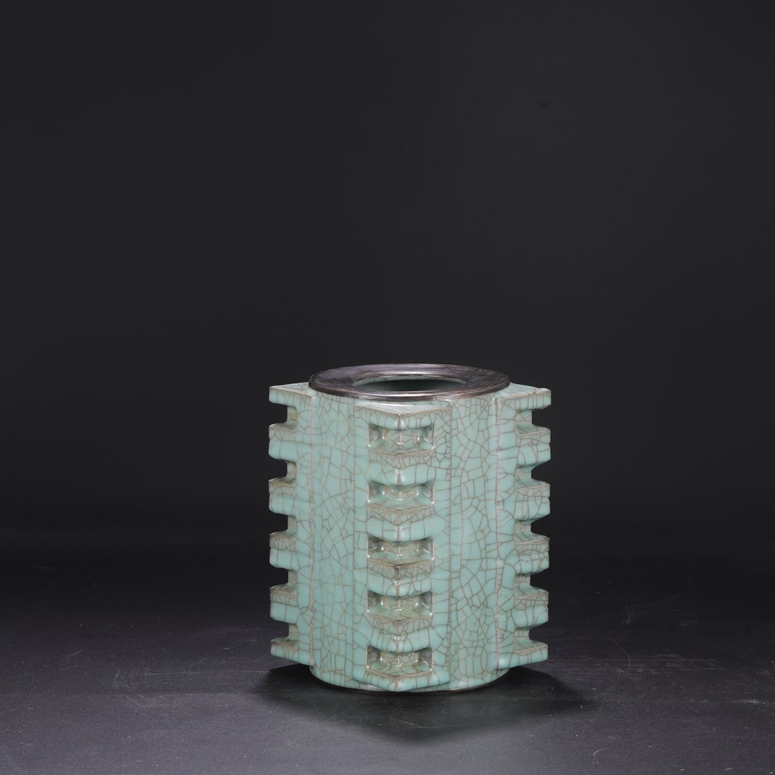 A Southern Song Dynasty official kiln celadon vase with a silver rim, used in the imperial court.: Dimensions: Height 23.5 cm, Mouth Diameter 9 cm, Diameter 15.5 cm.