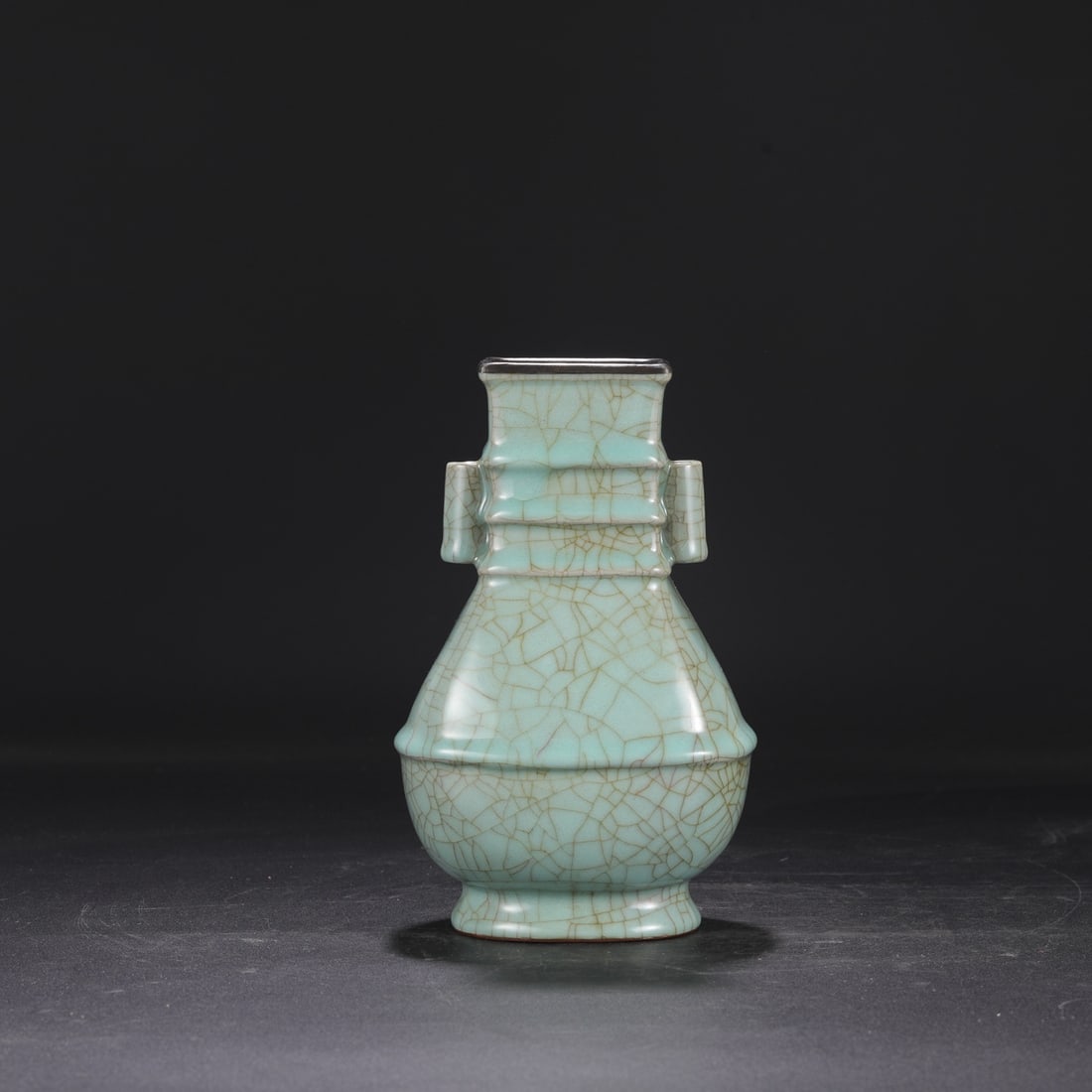 A Southern Song Dynasty official kiln celadon vase with a silver rim, used in the imperial court, (1 of 8)