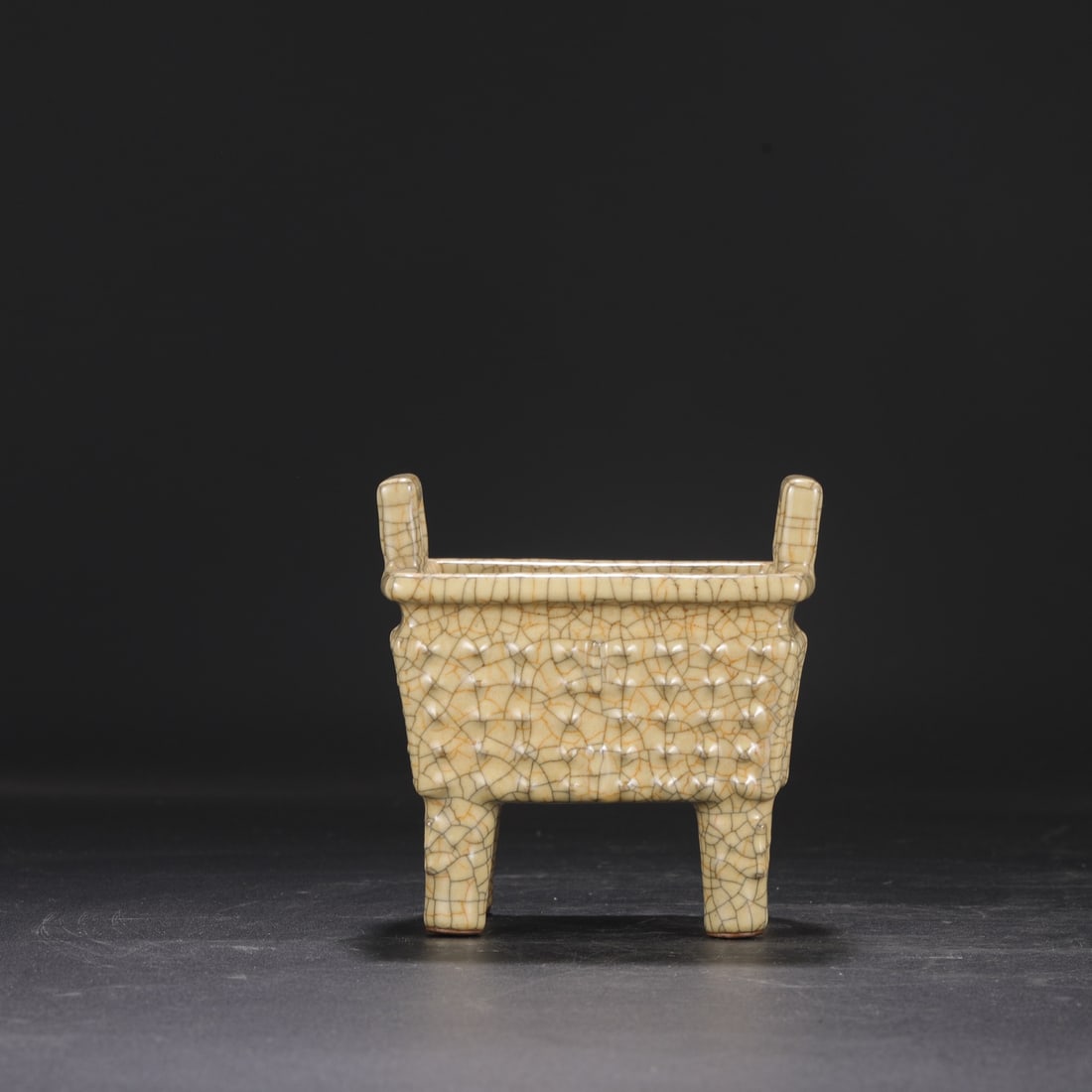 A large, square-shaped censer in the shape of a tripod, glazed with a beige-yellow glaze, from the: Dimensions: Height 15.5 cm, Diameter 10 cm, Width 10 cm.