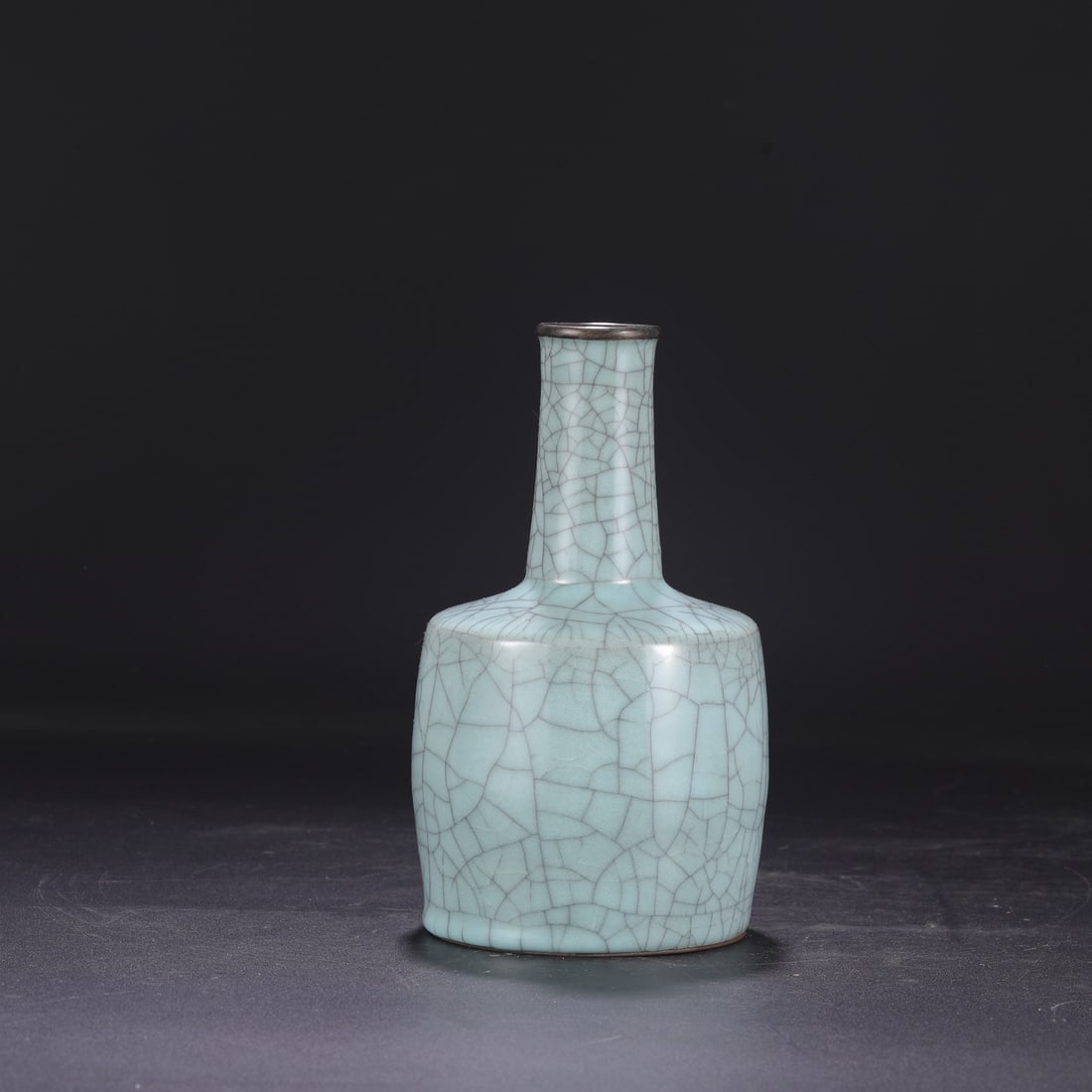 A Southern Song Dynasty official kiln celadon vase with a silver rim, used in the imperial court, (1 of 7)