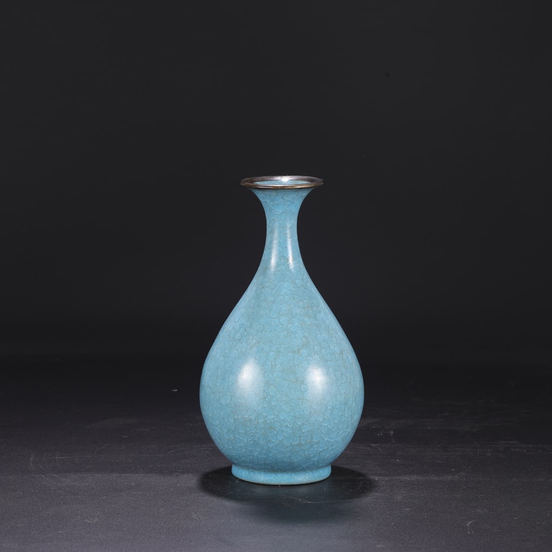 A large Ru ware vase from the Northern Song Dynasty, with a sky-blue glaze, ice-crack pattern, and (1 of 7)