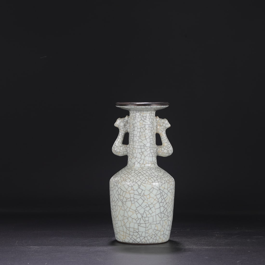 A Northern Song Dynasty Ge ware vase with a creamy white glaze, silver rim, and imperial phoenix-ear: Dimensions: Height 25 cm, Mouth diameter 9.5 cm, Belly diameter 11.5 cm.