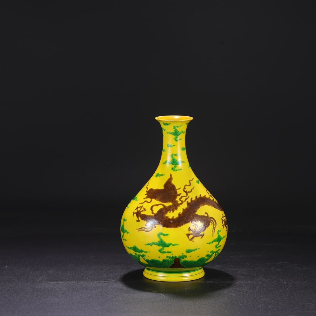 A Ming Dynasty Chenghua period plain sancai (three-color glazed) carved jade vase with sea and cloud: Dimensions: Height 27 cm, Mouth diameter 6 cm, Belly diameter 17 cm.