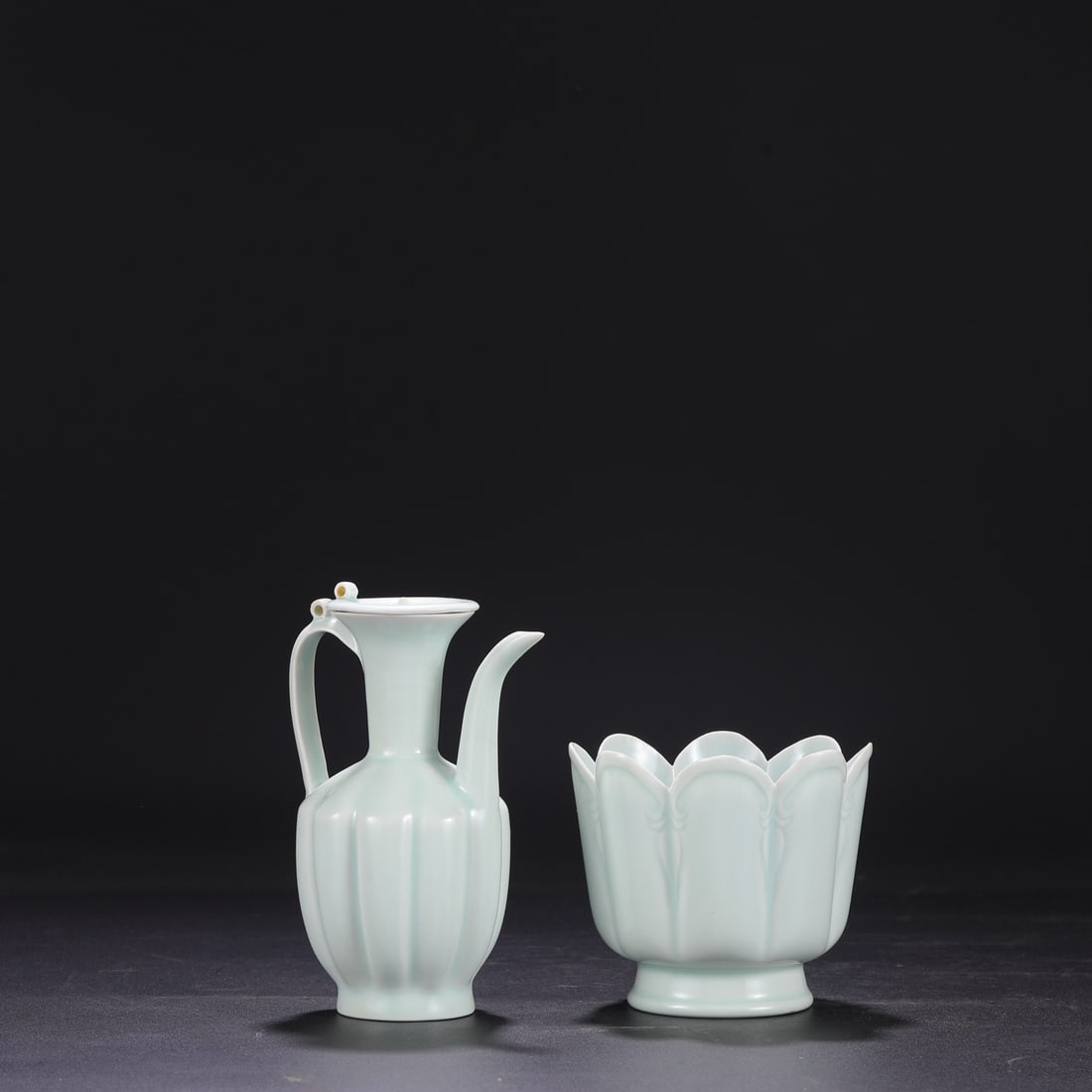 A set of Southern Song Dynasty Hutian kiln celadon wine warmer and stand (formerly in the: height 16.5 cm, mouth diameter 5.5 cm, stand height 11 cm, mouth diameter 12 cm.Dimensions: Height 19 cm, wine warmer height 16.5 cm, mouth diameter 5.5 cm, stand height 11 cm, mouth diameter 12 cm.