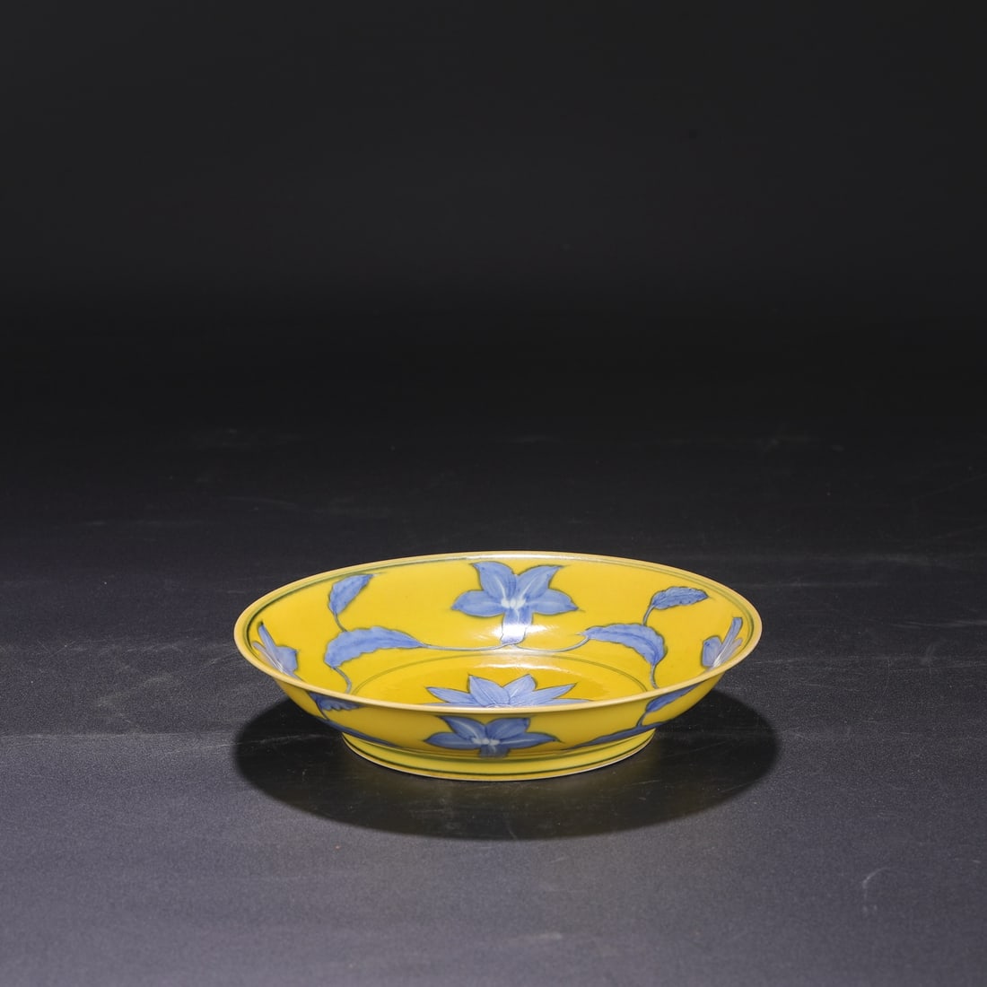 A large Ming Dynasty Chenghua period yellow-ground blue-and-white floral-patterned dish/washer, (1 of 8)