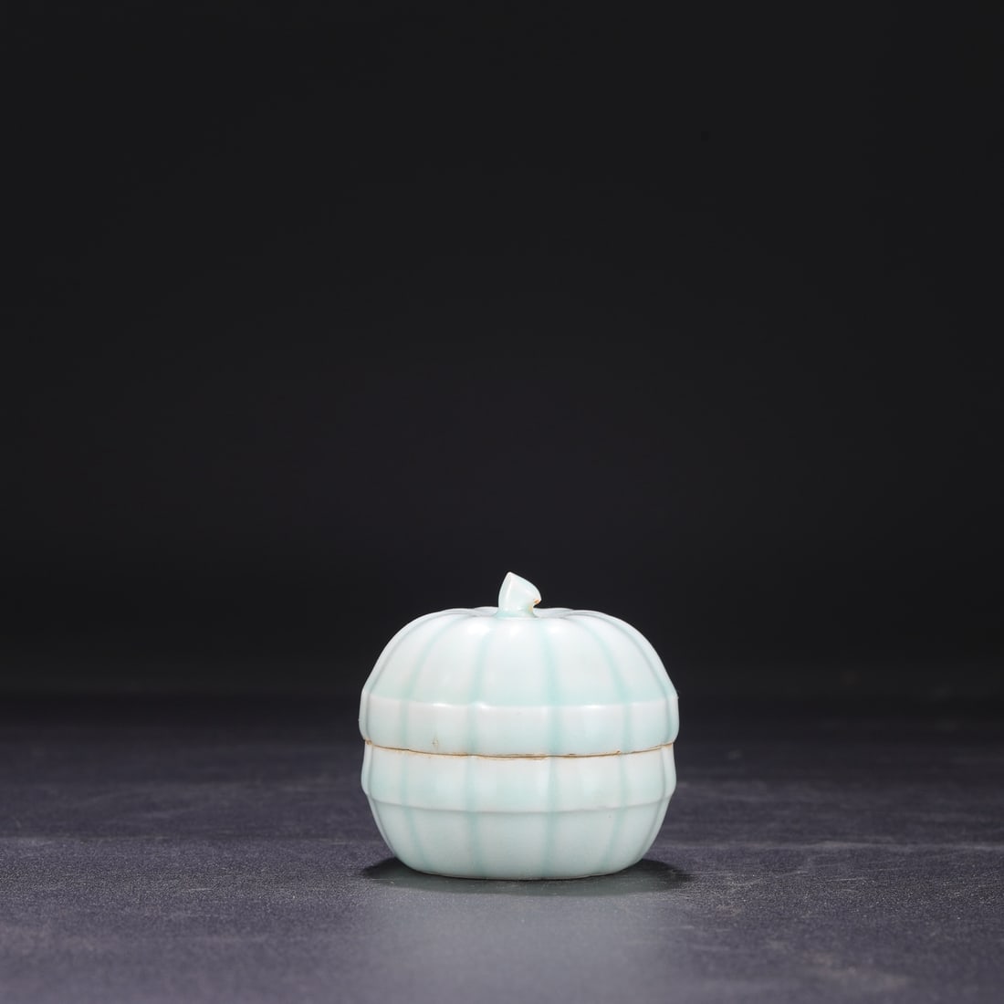 A Southern Song Dynasty Hutian Kiln celadon melon-shaped covered box (from the collection).: Dimensions: Height 7 cm, Mouth Diameter 6 cm.