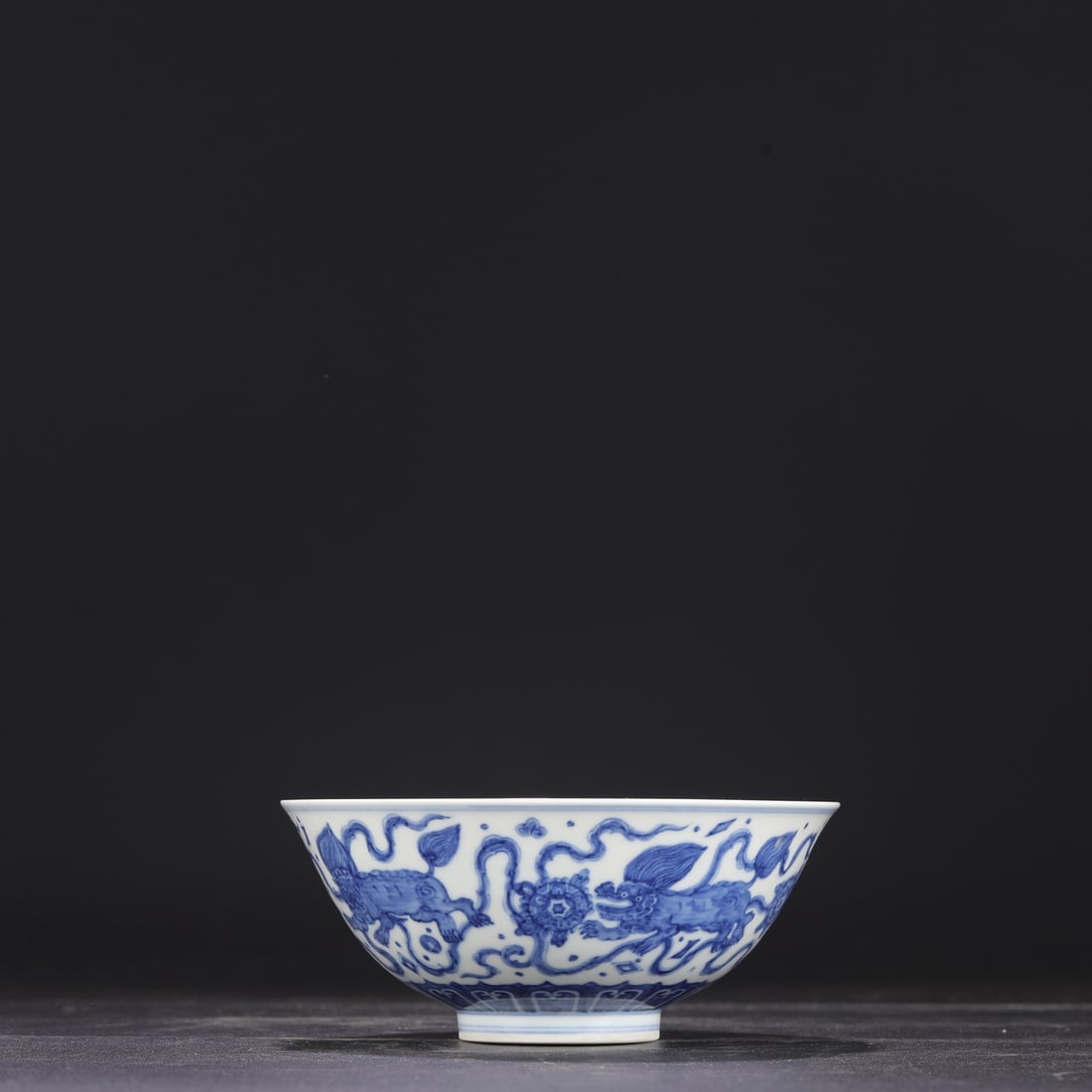 A Ming Dynasty Chenghua blue and white porcelain palace bowl with lion and embroidered ball design,: Dimensions: Height 6.5 cm, Diameter 15.5 cm.