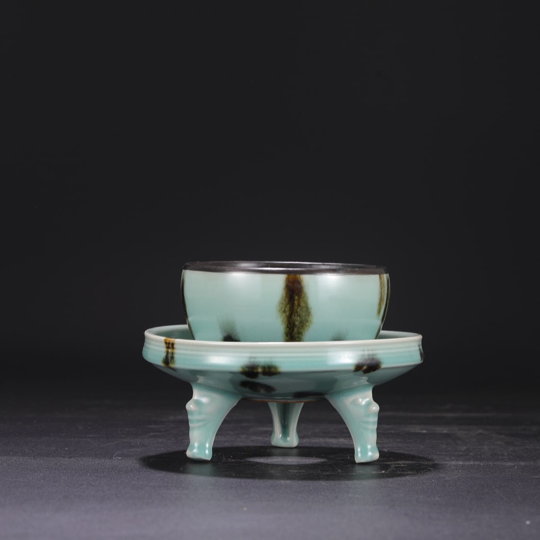 A Southern Song Dynasty Longquan celadon glaze with polychrome decoration and silver rim, used in: Dimensions: Height 12 cm, Mouth diameter 12 cm, Diameter 16 cm.