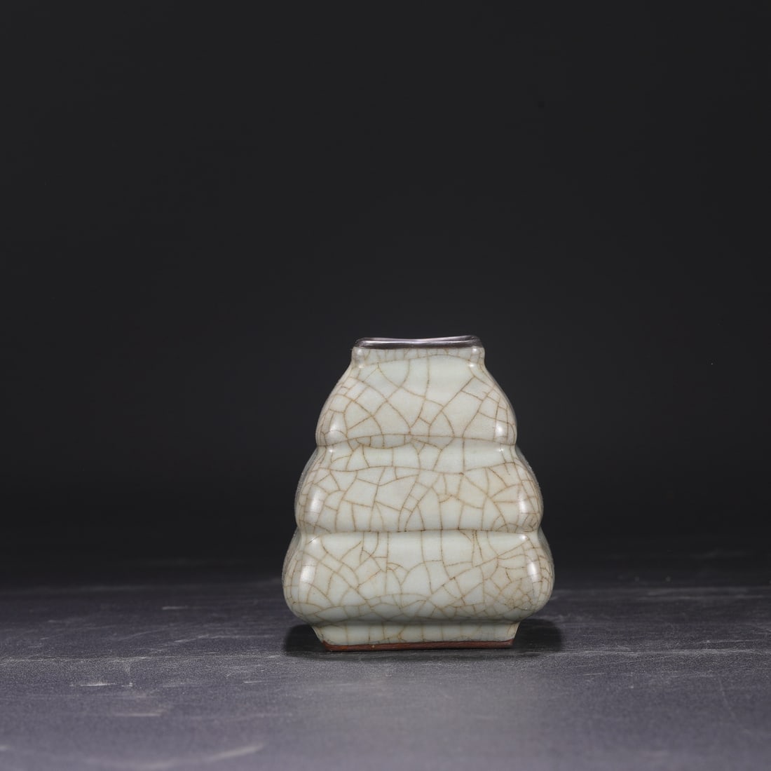 A Southern Song Dynasty official kiln celadon square vase with a silver rim, inscribed with an: Dimensions: Height 12.5 cm, Mouth diameter 7 cm, Width 4.8 cm.