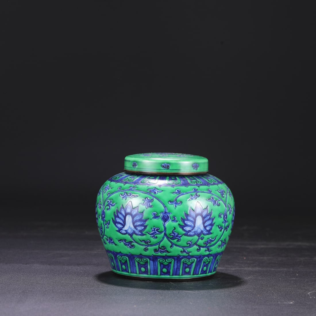 A Ming Dynasty Chenghua period silver-rimmed covered jar with a green ground and blue-and-white: Dimensions: Height 13 cm, Mouth diameter 7 cm, Diameter 13 cm.