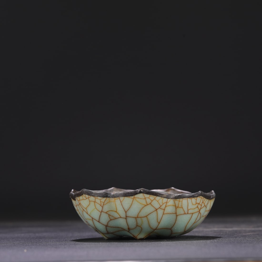 A Southern Song Dynasty official kiln celadon silver incense holder, inscribed "Yu Jin Yuan".: Dimensions: Height 5 cm, Diameter 10 cm.