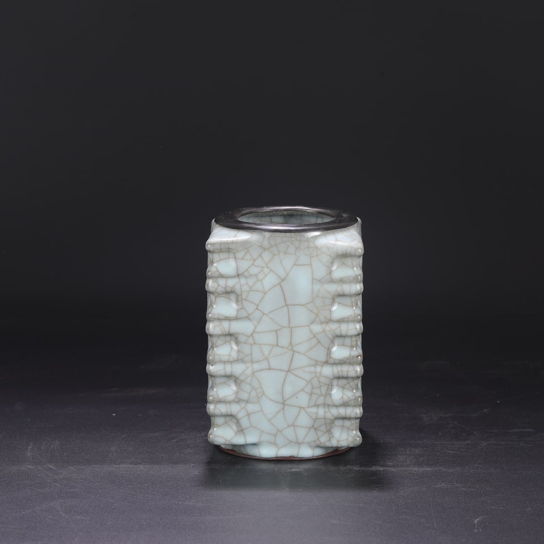 A Southern Song Dynasty official kiln celadon vase with a silver rim, used in the imperial court and: Dimensions: Height 20.5 cm, Mouth diameter 8 cm, Diameter 13 cm.