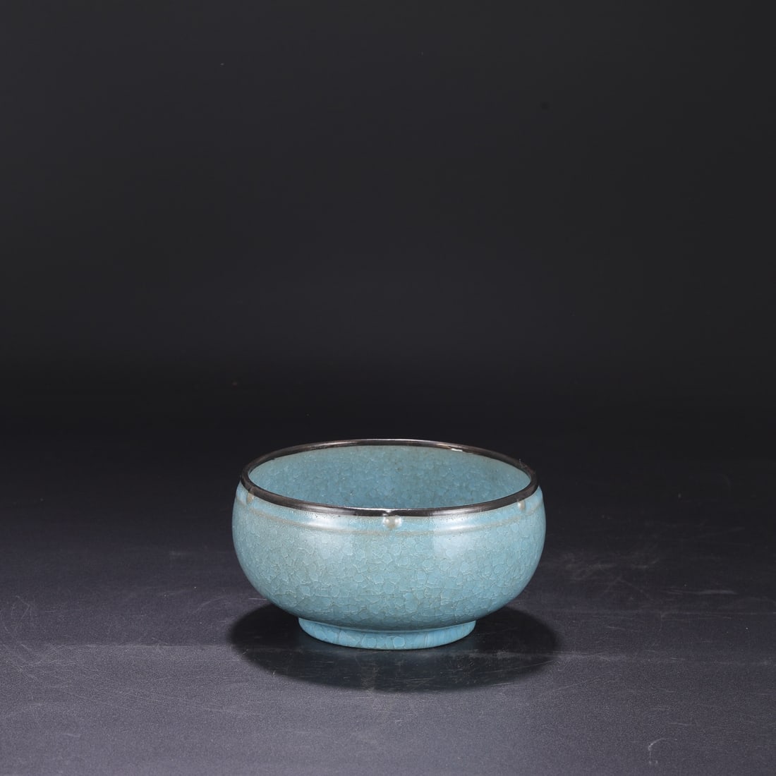 A large imperial bowl with a sky-blue glaze and ice-crack pattern from the Northern Song Dynasty Ru: Dimensions: Height 9.5 cm, Mouth Diameter 17 cm.