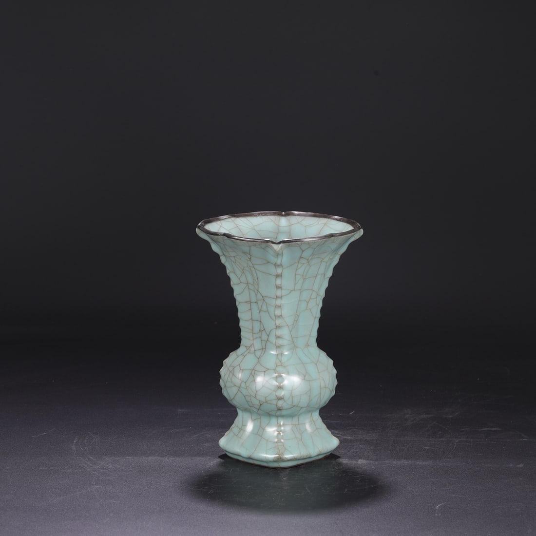 A Southern Song Dynasty official kiln celadon glaze, used in the imperial court, featuring a large (1 of 8)