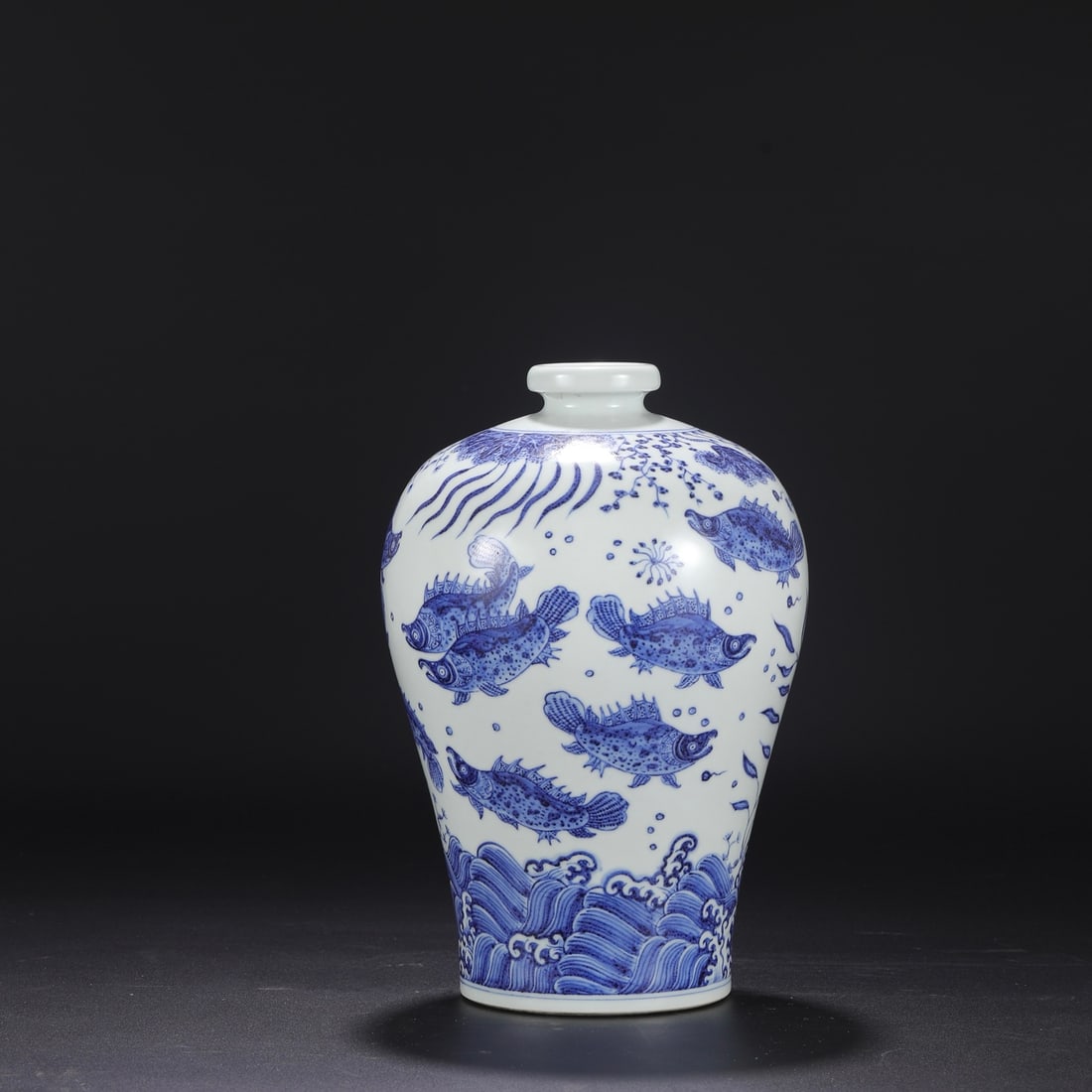 A large blue-and-white plum vase with fish and algae design from the Xuande period of the Ming (1 of 8)
