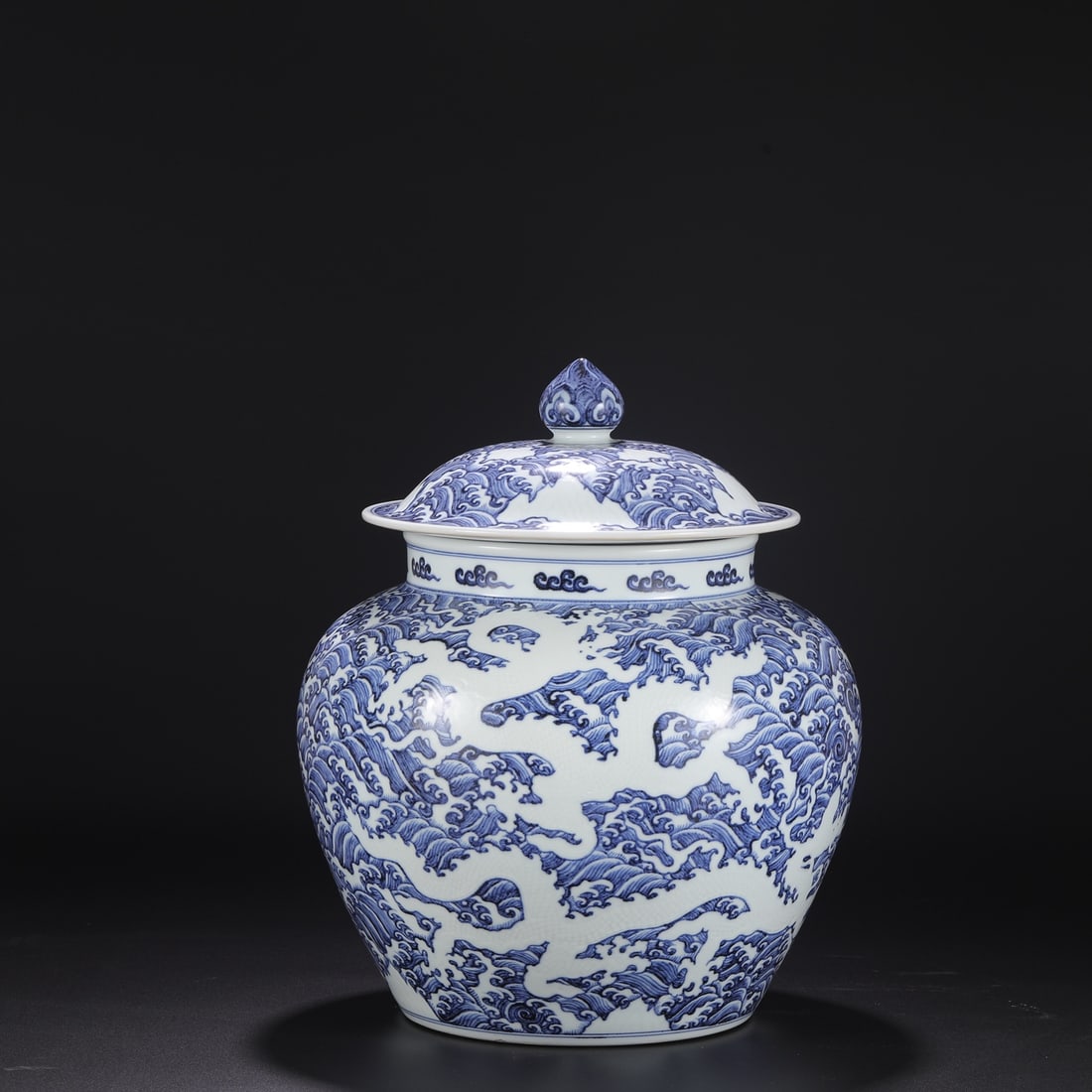 A Ming Dynasty Xuande period blue and white porcelain covered jar with a cliff and sea wave design,: Dimensions: Height 41.5 cm, Mouth diameter 22 cm, Belly diameter 32.5 cm.
