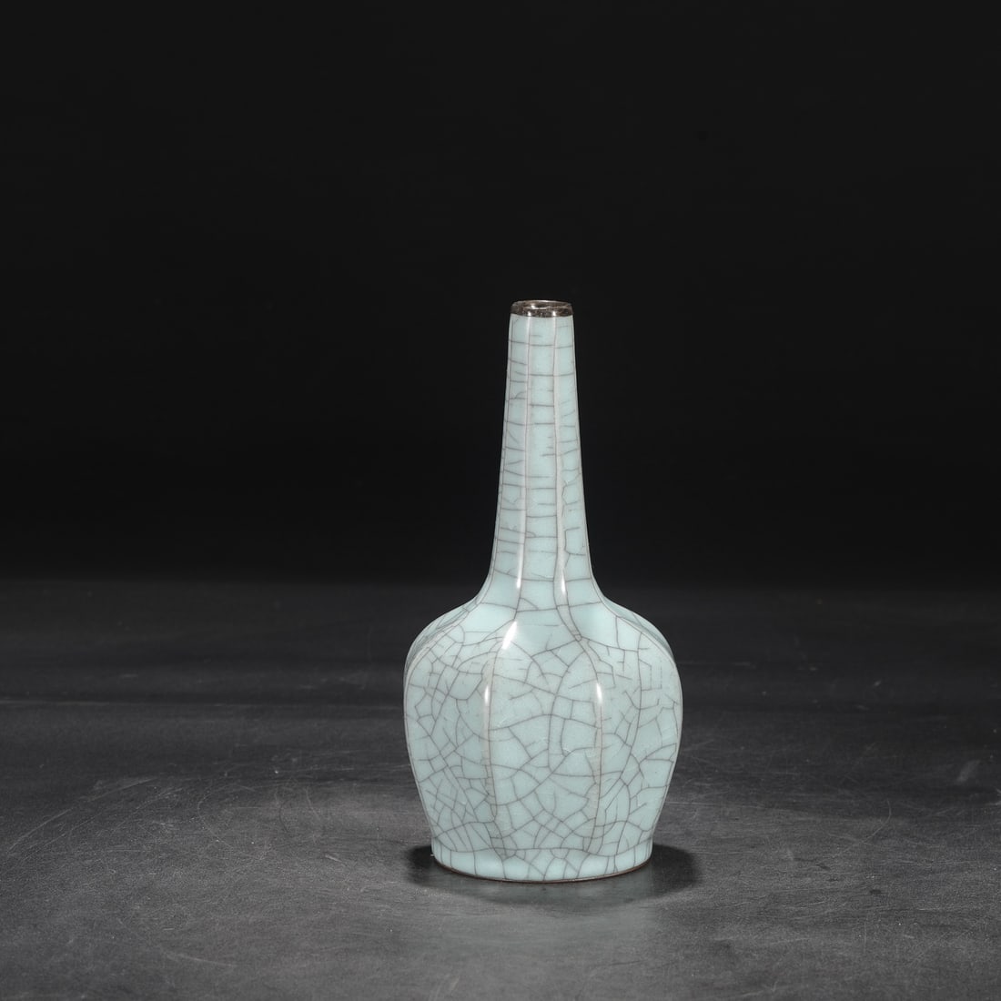 A Southern Song Dynasty official kiln celadon octagonal vase with a silver rim, used in the imperial: Dimensions: Height 22.5 cm, Mouth diameter 2.5 cm, Belly diameter 11 cm.