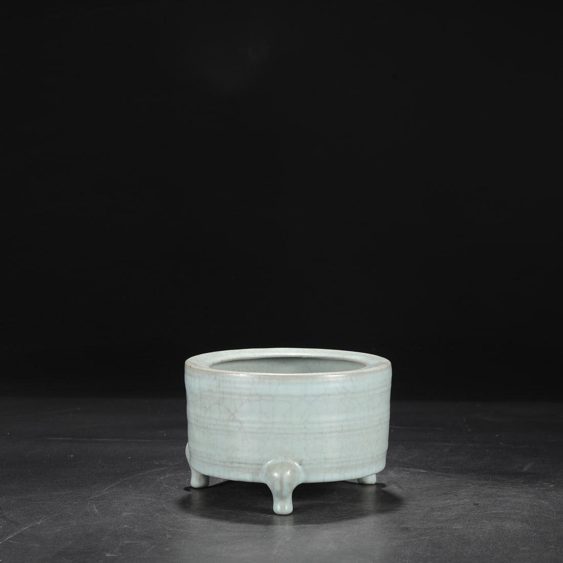 A Southern Song Dynasty official kiln celadon tripod incense burner with string patterns, formerly (1 of 7)