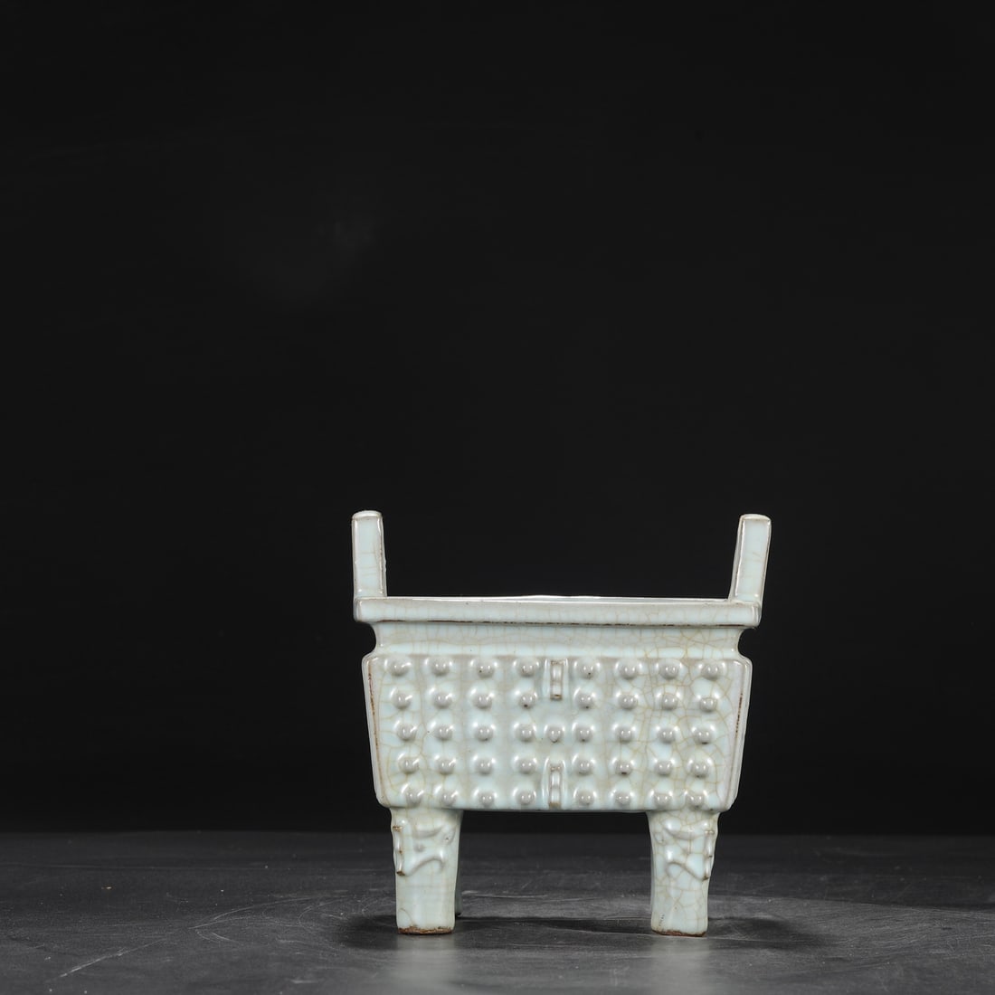 The dimensions of the Southern Song Dynasty official kiln celadon drum-nail tripod incense burner (1 of 7)