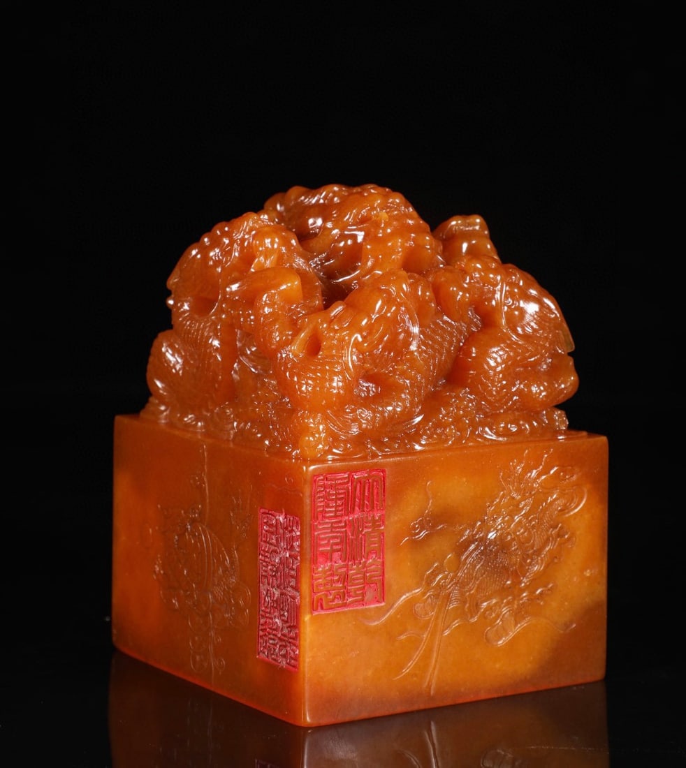A large square seal carved from Tianhuang stone with dragon motif, dating back to the Qianlong (1 of 9)