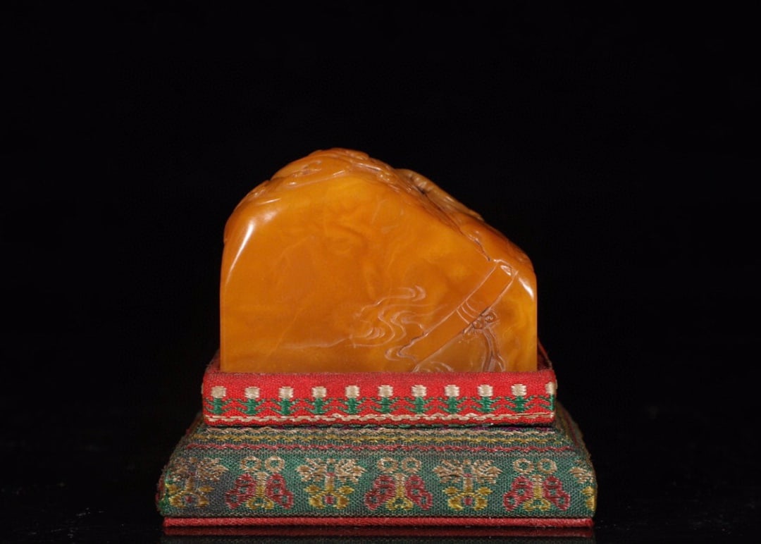 This is a 260-gram square seal made of Tianhuang stone from the Qianlong period of the Qing Dynasty. (1 of 8)