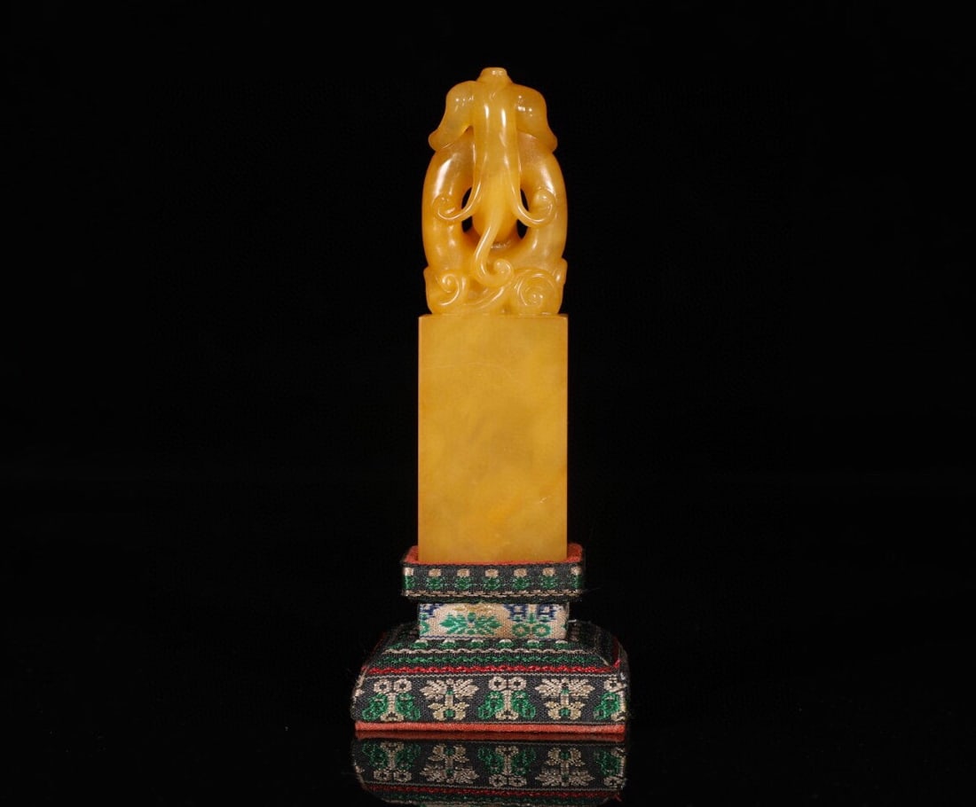 This is a formerly owned Qing Dynasty Qianlong period Shoushan Tianhuang stone seal, measuring (1 of 8)