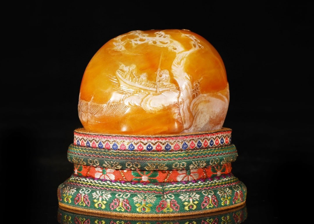 This is a formerly owned Qing Dynasty Qianlong period Shoushan Tianhuang stone seal, weighing 598 (1 of 8)
