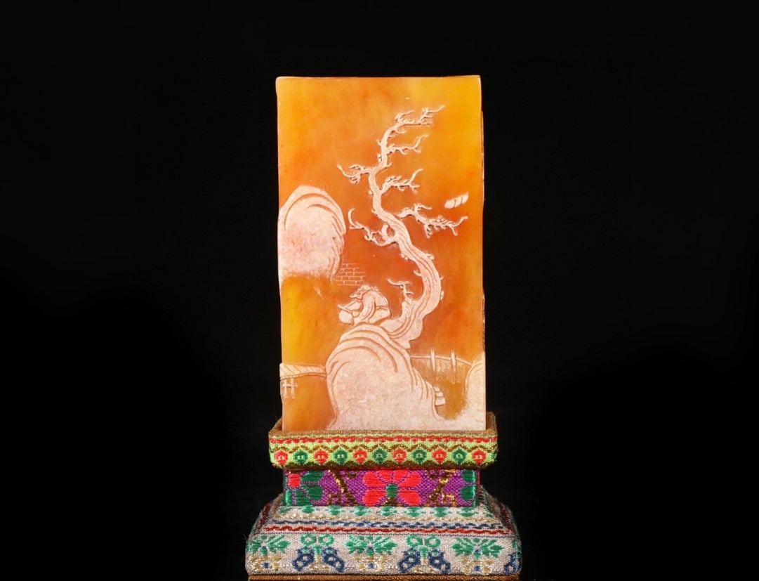 This is a formerly owned Qing Dynasty Qianlong period Shoushan/Tianhuang stone square seal, weighing (1 of 8)