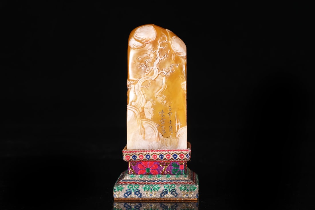 This is a Qing Dynasty (Qianlong period) Shoushan Tianhuang stone carved figure seal, weighing 431 (1 of 8)